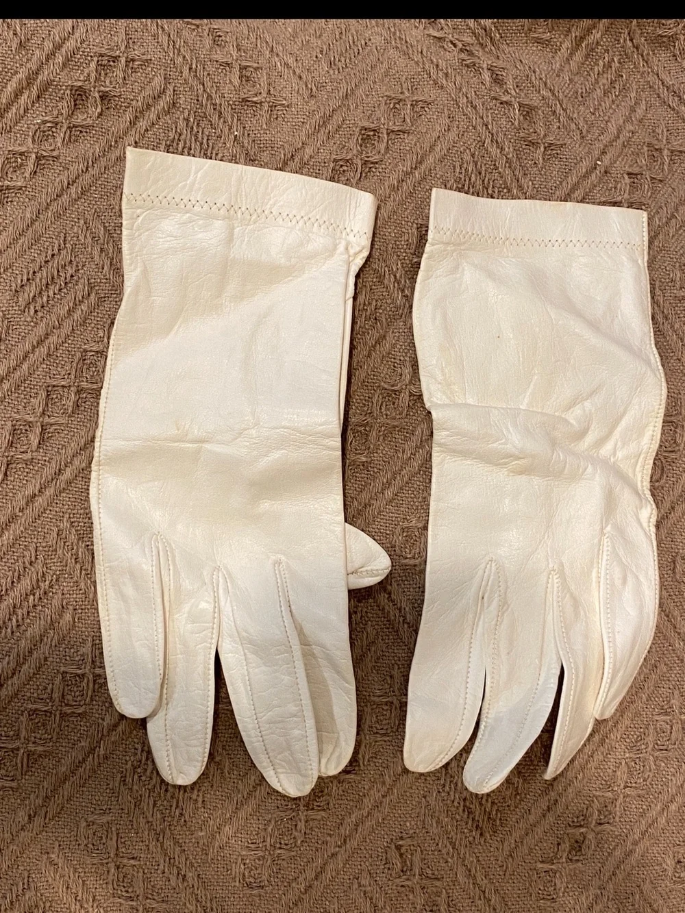 Women’s small white vintage kid leather gloves with stitched